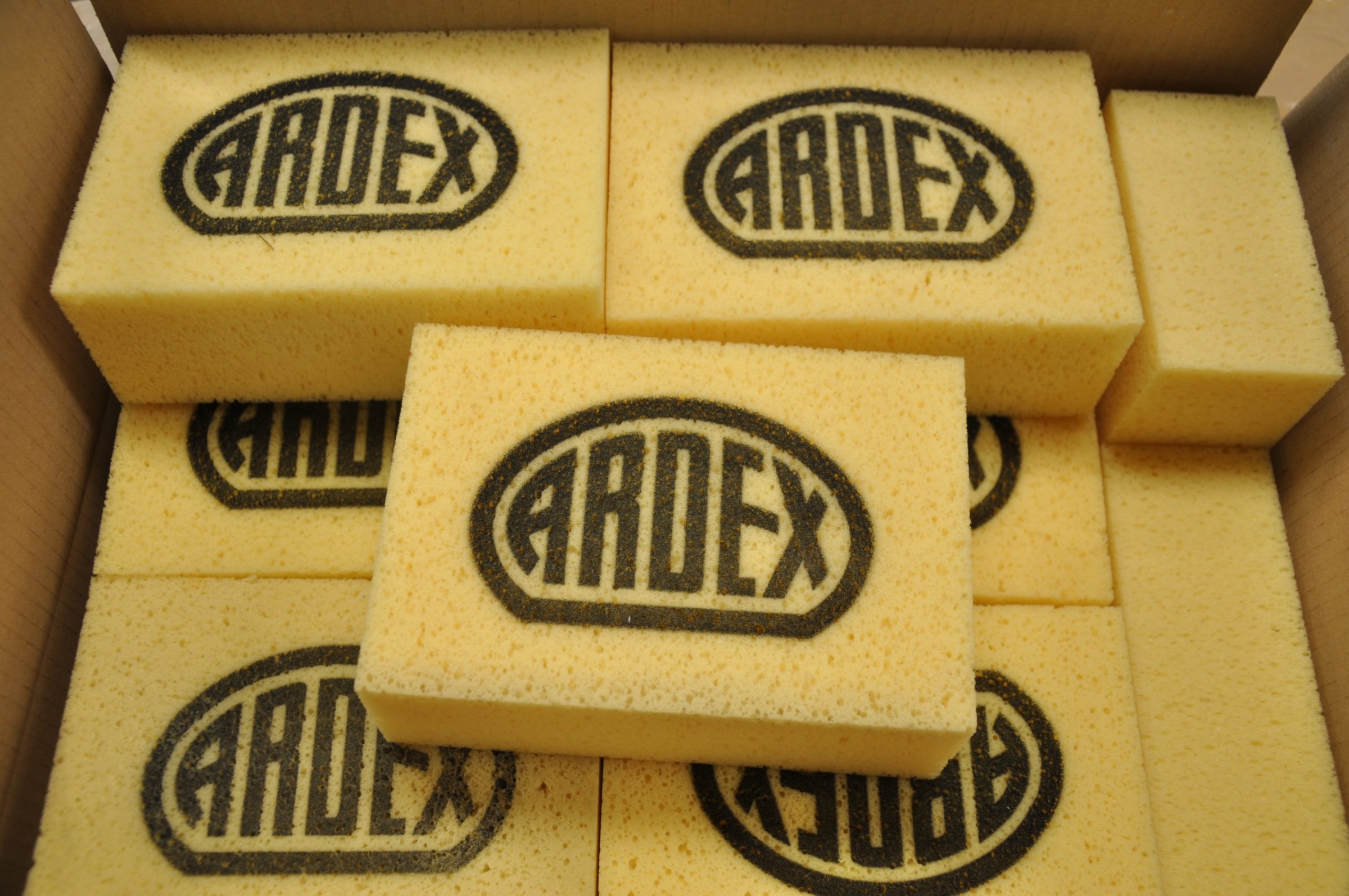Voegspons van producten van ARDEX. Voor het schoonmaken, bijvoorbeeld van ARDEX X32, van Flagstones.