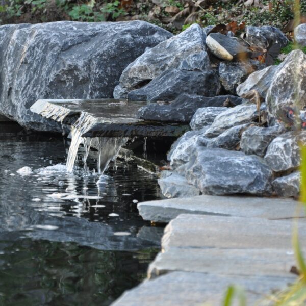 Natuursteen gebruikt als natuurlijke waterval - flagstones.
