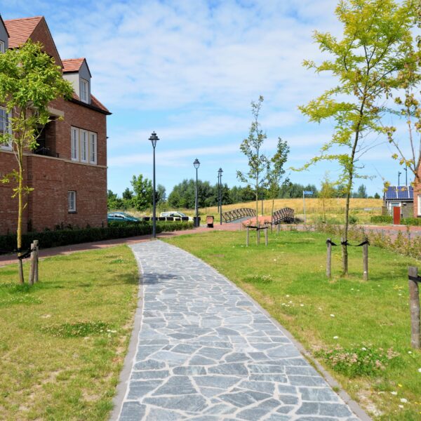 Flagstones looppad in openbaar landschap Tudorpark te Hoofddorp.