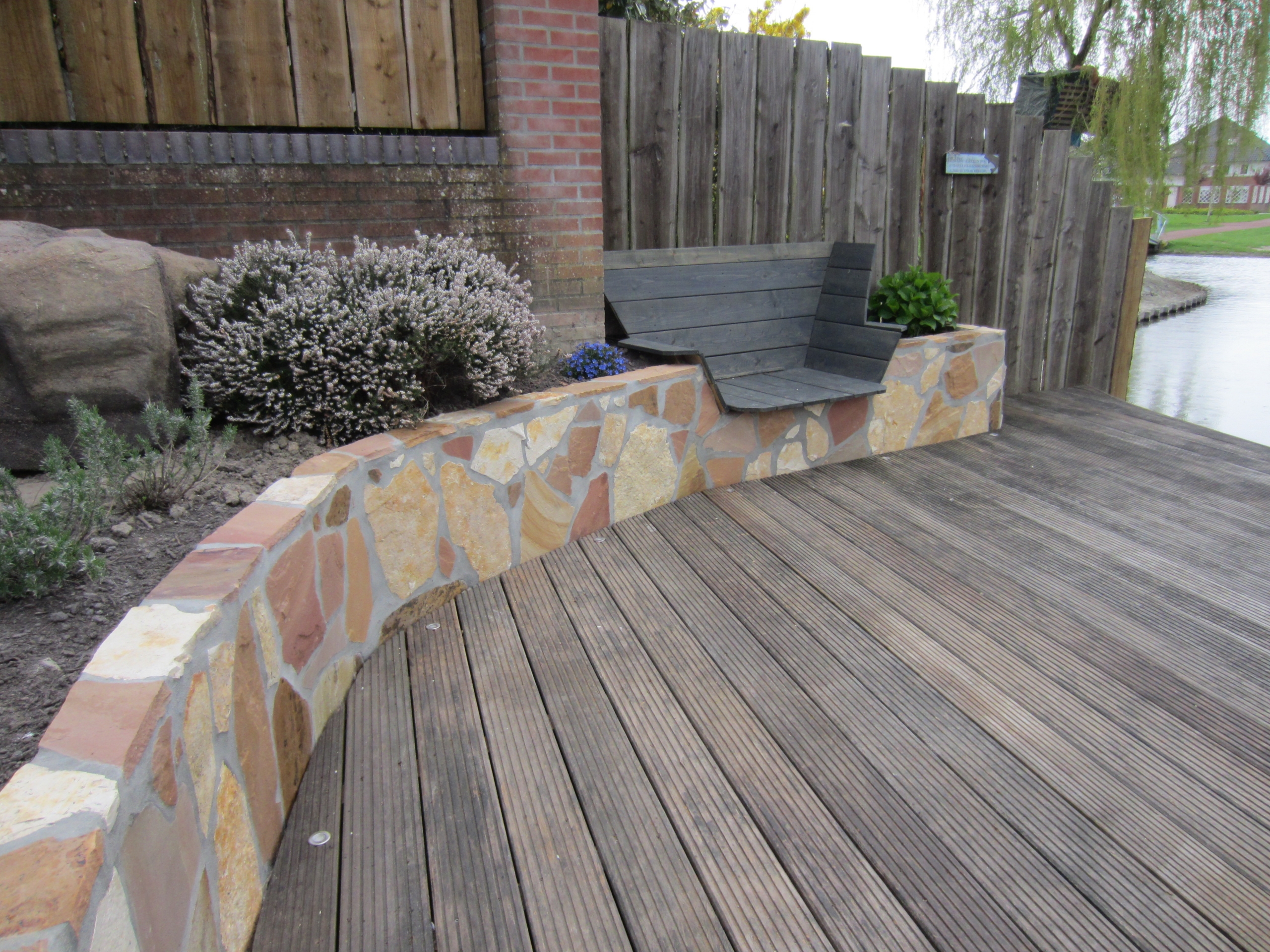 Flagstones Modak en Yellow Saliq gecombineerd als wandbekleding.