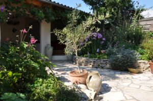 Mediterrane tuin met zachtgele flagstones - gebroken natuurstenen