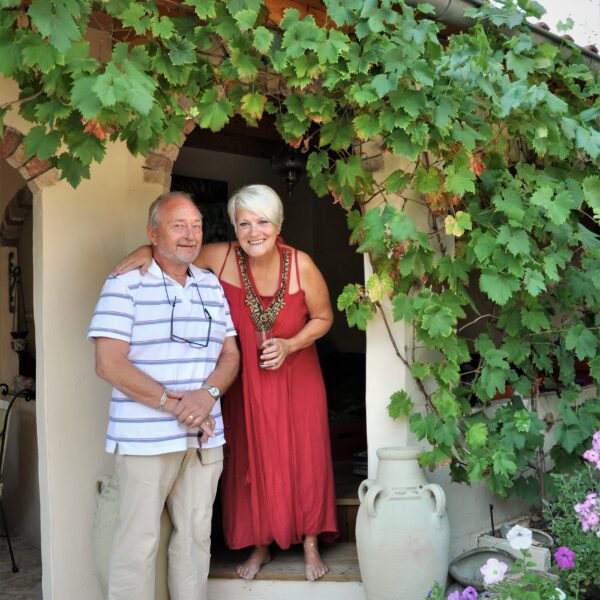 Ton en Rita in hun mediterrane tuin met Flagstones.