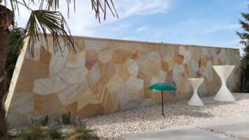 Zonnige Flagstones geplaatst op buitenmuur - Duitsland