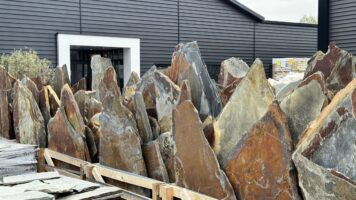 Blue Mozambique Flagstones - gebroken Natuurstenen met vlammende roestaccenten