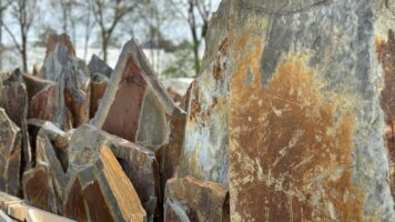 Blue Mozambique Flagstones - gebroken Natuurstenen met vlammende roestaccenten