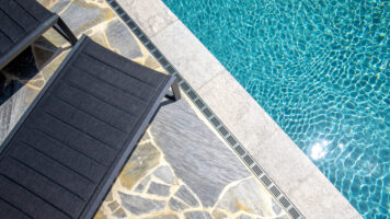 Blue Plakes Flagstones naast zwembad - ontwerp: Seegers Gardens & Pools
