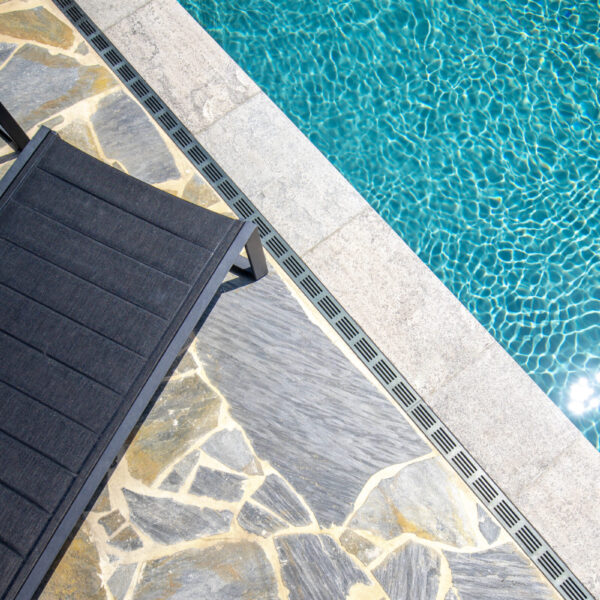 Blue Plakes Flagstones naast zwembad - ontwerp: Seegers Gardens & Pools