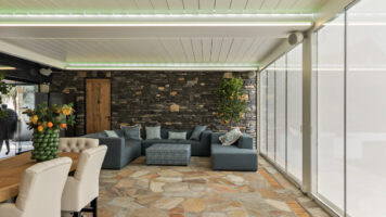 Mediterrane veranda met luxe terrasoverkapping