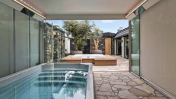 Luxe tuin met een zwembad en een flagstone terras