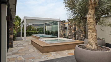 Luxe en zomerse tuin met Flagstones en Steenstrips