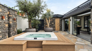 Tuin met Jacuzzi, Flagstones en Steenstrips
