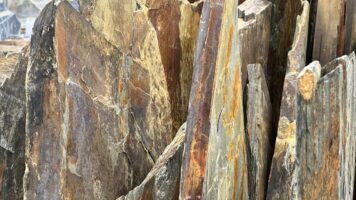 Blue Mozambique Flagstones - gebroken Natuurstenen met vlammende roestaccenten