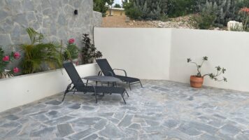 Flagstone terras bij een villa op Bonaire
