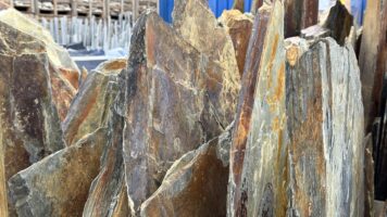 Blue Mozambique Flagstones - gebroken Natuurstenen met vlammende roestaccenten