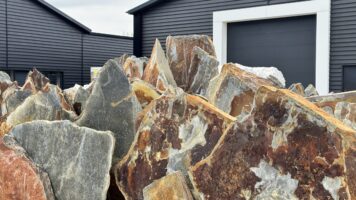 Blue Mozambique Flagstones - gebroken Natuurstenen met vlammende roestaccenten