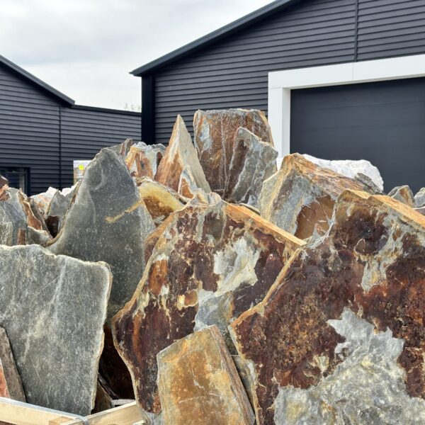 Blue Mozambique Flagstones - gebroken Natuurstenen met vlammende roestaccenten