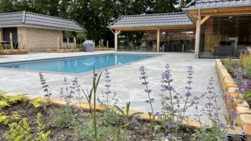 Tuin met zwembad en Flagstones