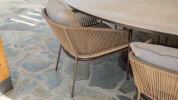 Eethoek op een terras van grijze Xanti Flagstones