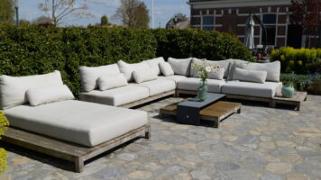 Loungehoek op terras met Blue Plakes Antiek natuursteen