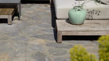 Detail van Blue Plakes Antiek terras met buitenbank
