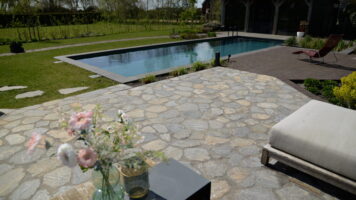 Blue Plakes Antiek terras bij zwembad en tuin