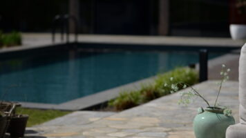 Terras met Blue Plakes Antiek natuursteen en loungeset