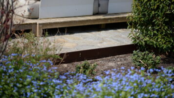 Blue Plakes Antiek natuursteen tussen tuinbeplanting