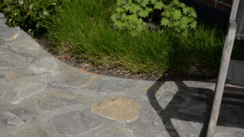 Blue Plakes Antiek natuursteen tussen tuinbeplanting