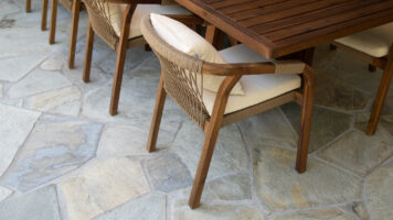 Detail van grijze Xanti Flagstone XXL onder een tuinset