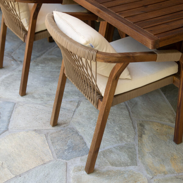 Detail van grijze Xanti Flagstone XXL onder een tuinset