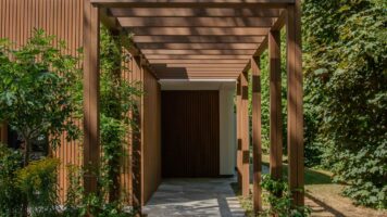 Tuinpad van Xanti Flagstone XXL onder een houten pergola