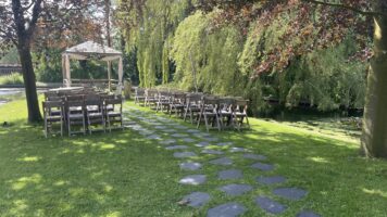 Landelijke bruiloft met stapstenen looppad | Locatie: Restaurant het Ruiterhuys Zetter: Nick Burgman