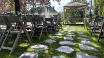 Openlucht bruiloft met stapstenen wandelpad | Locatie: Restaurant het Ruiterhuys Zetter: Nick Burgman