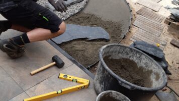 Het maken van een natuurlijk tuinpad met gebroken natuurstenen