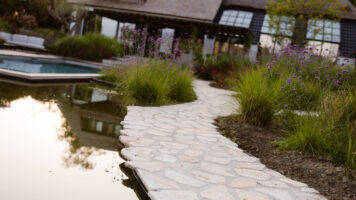 Gebogen tuinpad van Serena Antiek Flagstones langs een vijver