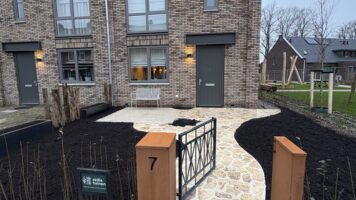 Serena Antieke Flagstones sierlijk aangelegd als looppad naar voordeur door de voortuin heen. De lichte kleur zorgt voor een mediterraanse look.