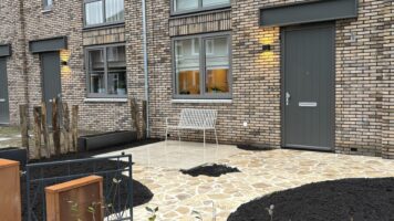 Een gebogen looppad als toegang tot de voordeur met Serena Antieke Flagstones voor een Zuidelijk gevoel