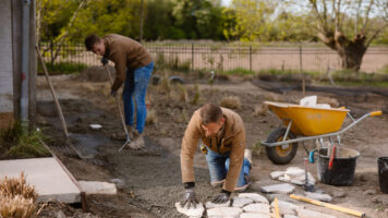 Hoveniers leggen Serena Antiek Flagstones aan in een tuin