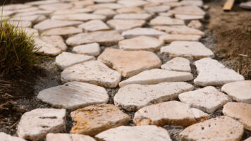 Tuinpad van lichte Serena Antiek Flagstones tussen de beplanting
