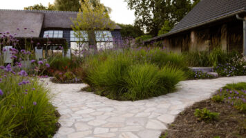 Vertakt tuinpad van Serena Antiek Flagstones in een landelijke tuin