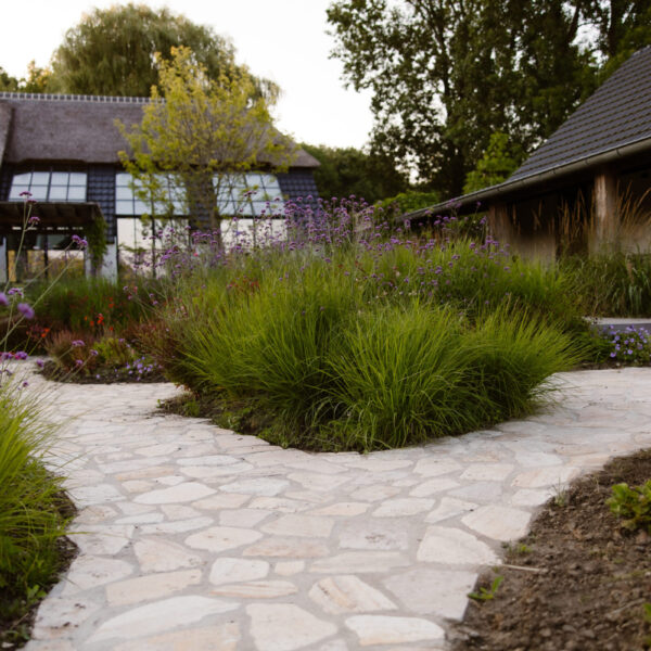 Vertakt tuinpad van Serena Antiek Flagstones in een landelijke tuin