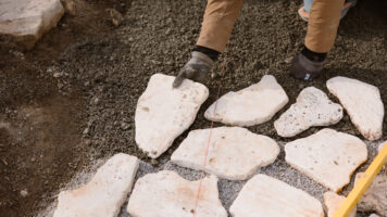 Detail van het leggen van Serena Antiek Flagstones