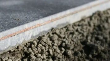 Natuursteen verwerken in ROMFIX drainagemortel met trasmeel. Flagstones leggen op drainagemortel: stabiele, waterdoorlatende ondergrond