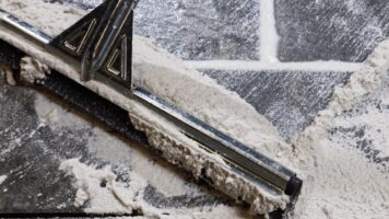 ROMFIX PRO voegmortel verdelen met rubber trekker – flagstone terras voegen