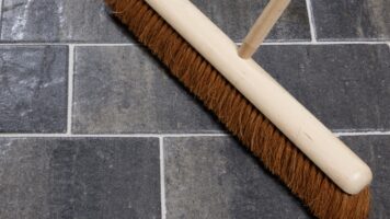 Voegmortel afwerken bij flagstones – bezemen na voegen met ROMFIX PRO