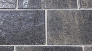 Onkruidvrije voegen bij flagstones – eindresultaat met ROMFIX PRO voegmortel