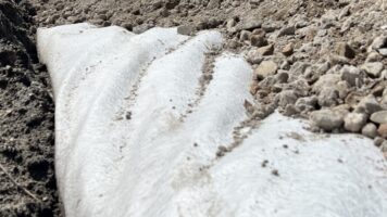 Geotextiel vliesdoek aanbrengen onder fundering – voorbereiding flagstone terras
