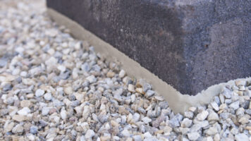 Detail flagstone/natuursteen opbouw – stevige rand en stabiele ondergrond